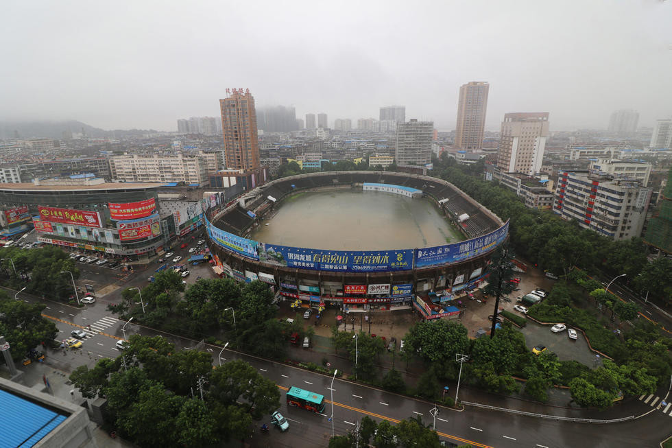 湖北一體育場被暴雨“灌滿　場面驚人