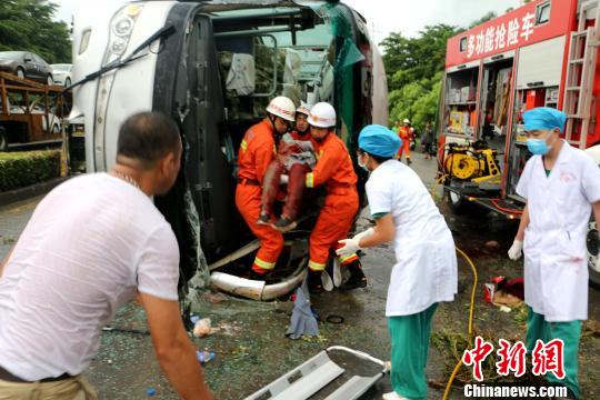 廣西北海大巴側翻24人傷 事故車輛涉嫌傳銷