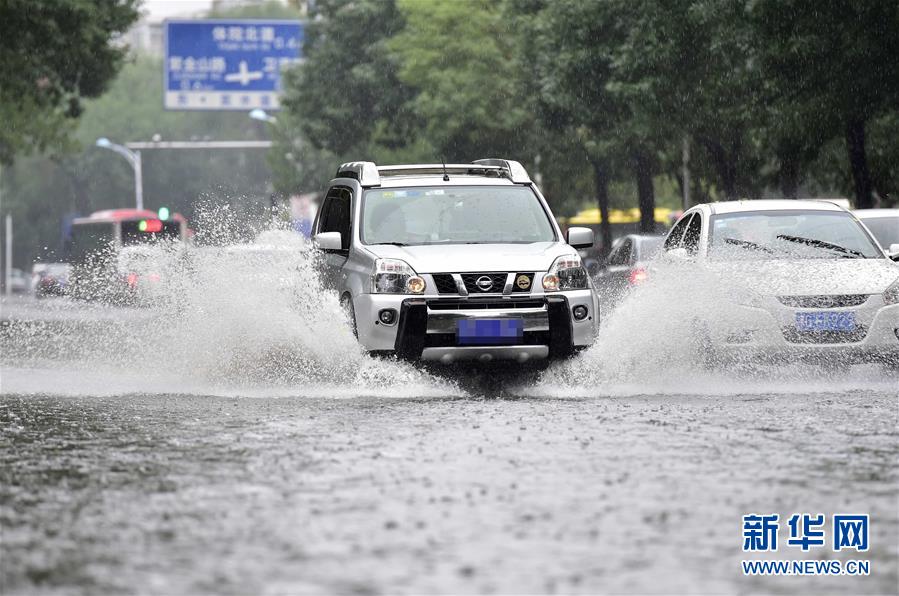 天津局部出現暴雨天氣 部分路段積水嚴重