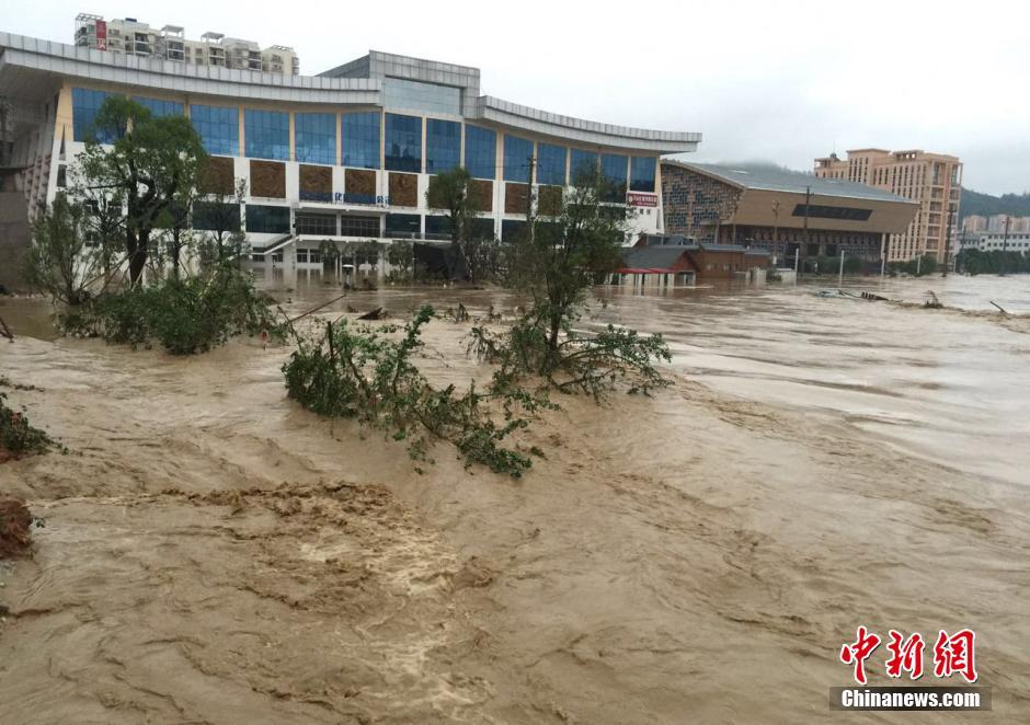 特大暴雨襲擊貴州銅仁