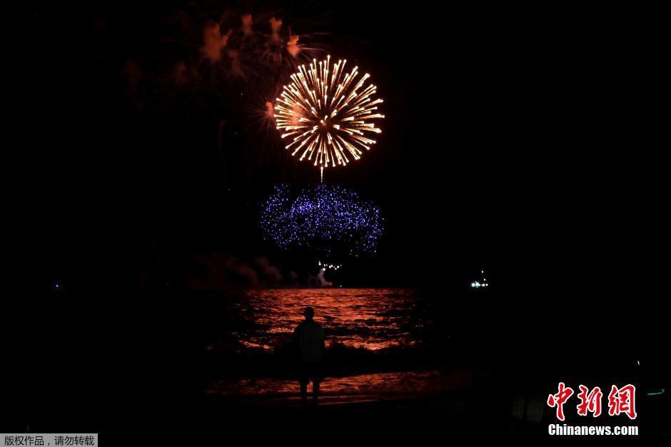 紐約慶祝獨立日燃放煙花 市民沙灘上欣賞