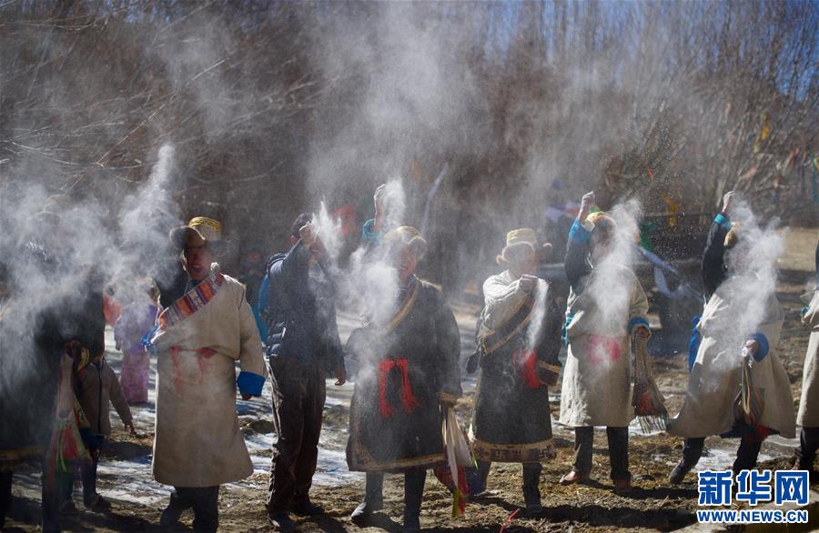 西藏日喀則：豎五彩經幡 祈五穀豐登