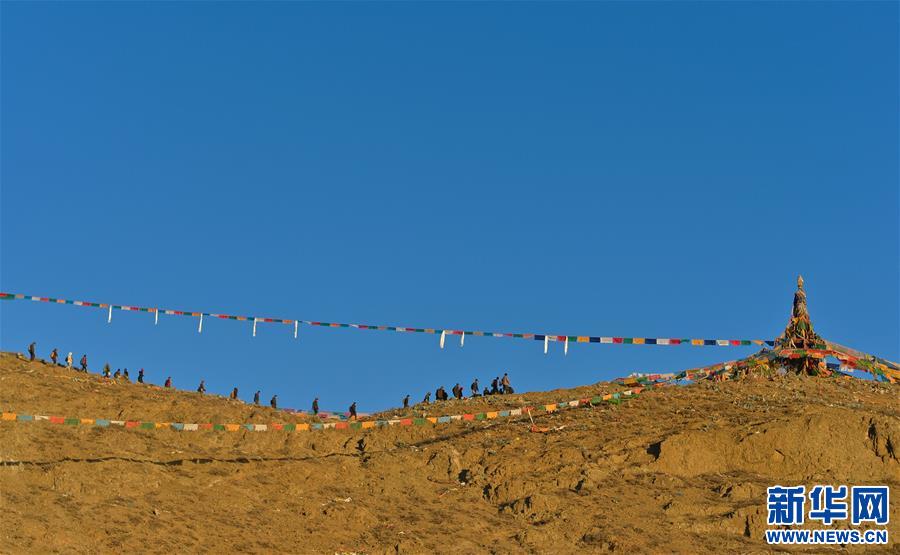 西藏日喀則：豎五彩經幡 祈五穀豐登