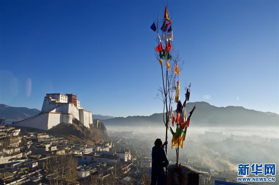 西藏日喀則：豎五彩經幡 祈五穀豐登