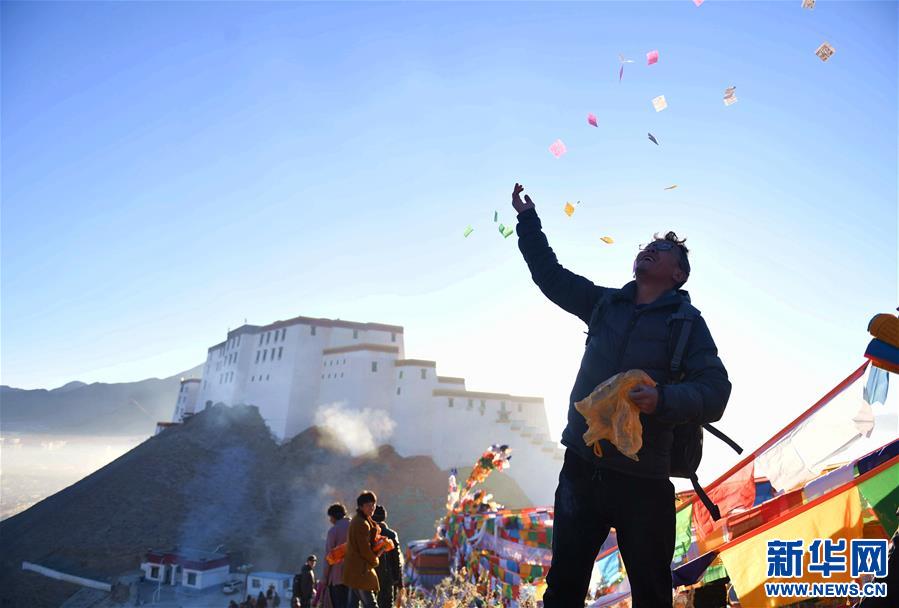 西藏日喀則：豎五彩經幡 祈五穀豐登