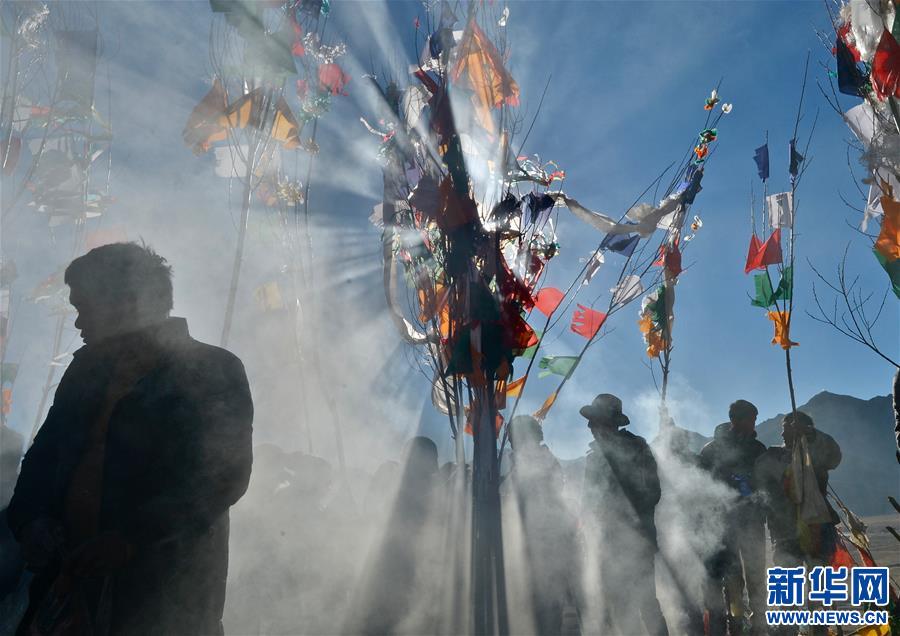 西藏日喀則：豎五彩經幡 祈五穀豐登