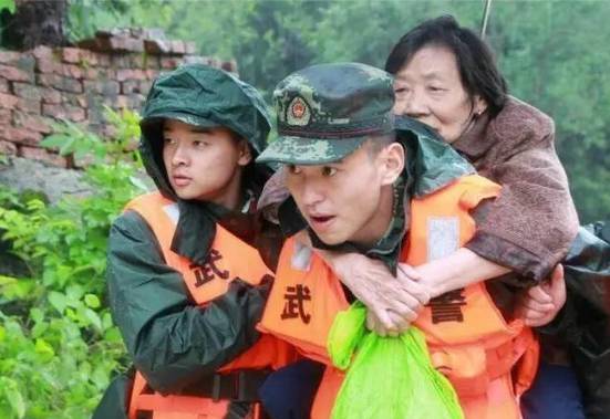 暴雨中，他們朝著最危險的地方前進！