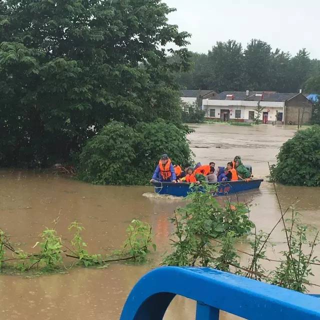 暴雨中，他們朝著最危險的地方前進！