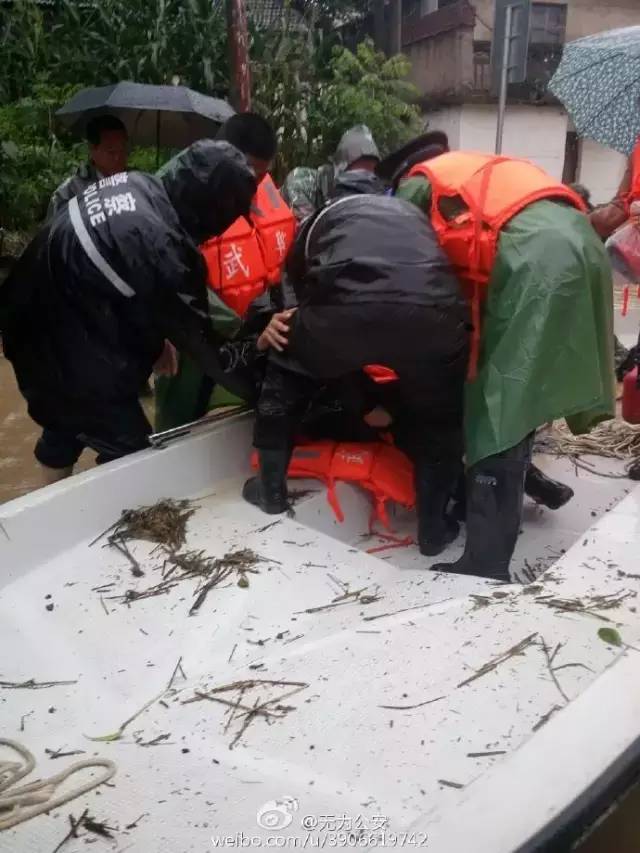 暴雨中，他們朝著最危險的地方前進！