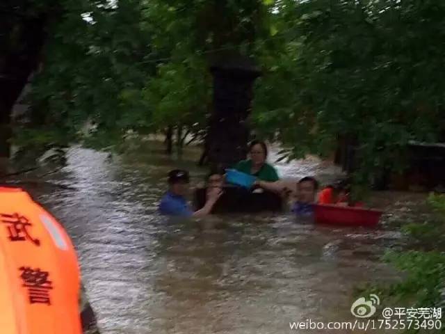 暴雨中，他們朝著最危險的地方前進！