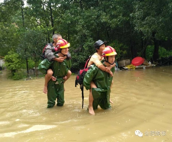 暴雨中，他們朝著最危險的地方前進！