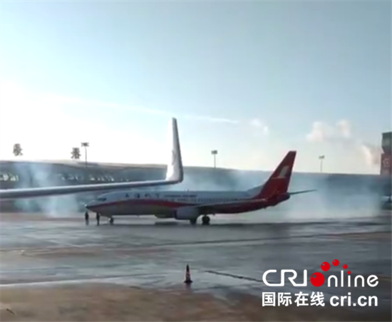 【CRI看吉林（標題）】【關東黑土（長春）】（推薦頁）龍嘉機場有飛機冒藍煙 咋回事  （內容頁）龍嘉機場飛機冒藍煙被拍視頻 機場回應：屬低溫正常現象