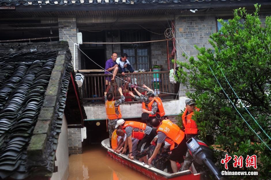 湖南溆浦縣8位民眾被洪水圍困 救援人員穿越洪流營救