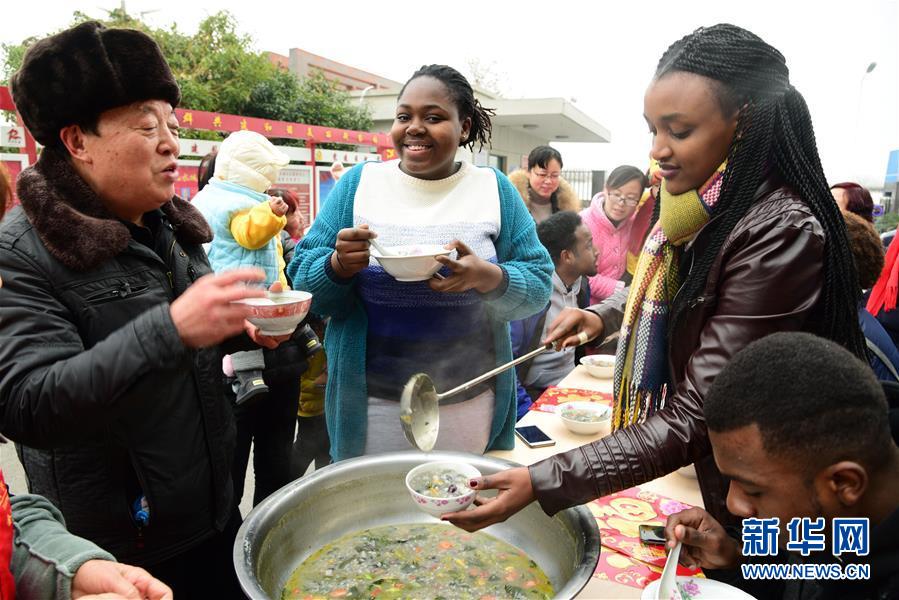 江蘇鎮江：洋學生體驗臘八民俗