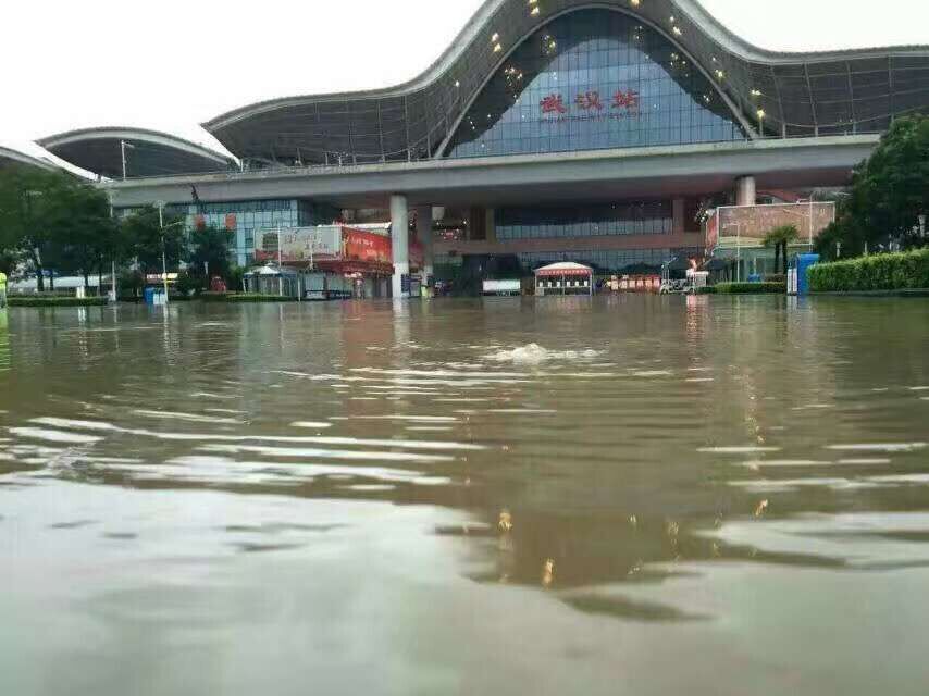 武漢暴雨來襲 多處火車站、地鐵進水被淹