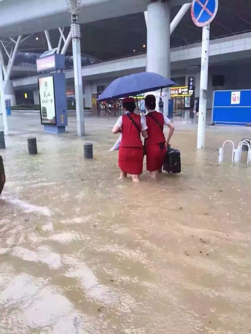 暴雨中的前行者 致敬“武漢人的上班精神”