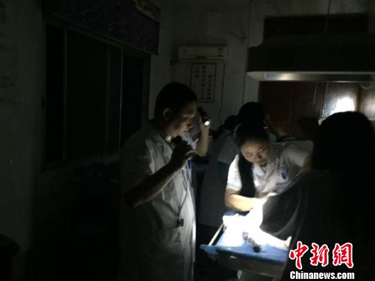 湖南洪災桃江醫生打手電筒為新生兒接生