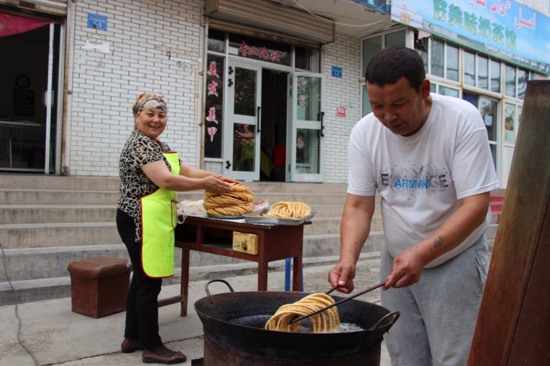 炸馓子、穿新衣、去拜年……新疆各地歡度肉孜節