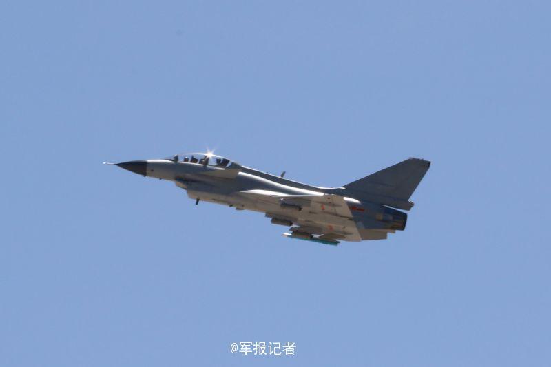 南部戰區空軍殲10大漠發射導彈電子戰