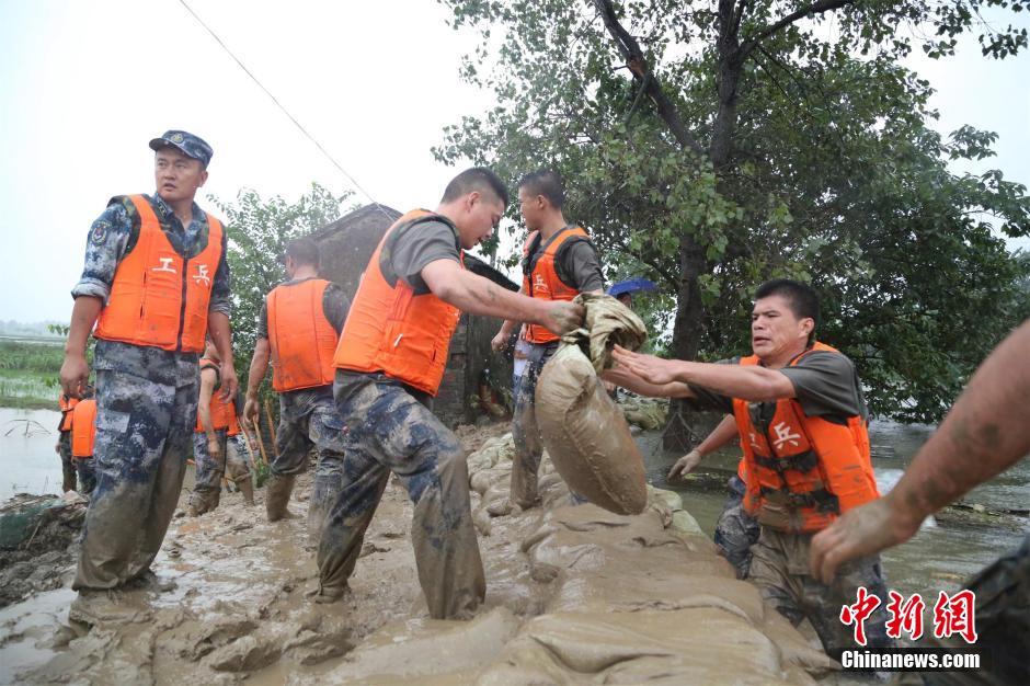 湖北天門發生管涌 空降兵某師緊急馳援