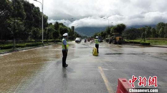 湖北宜昌降大暴雨：千人轉移 6船斷纜失控(圖)