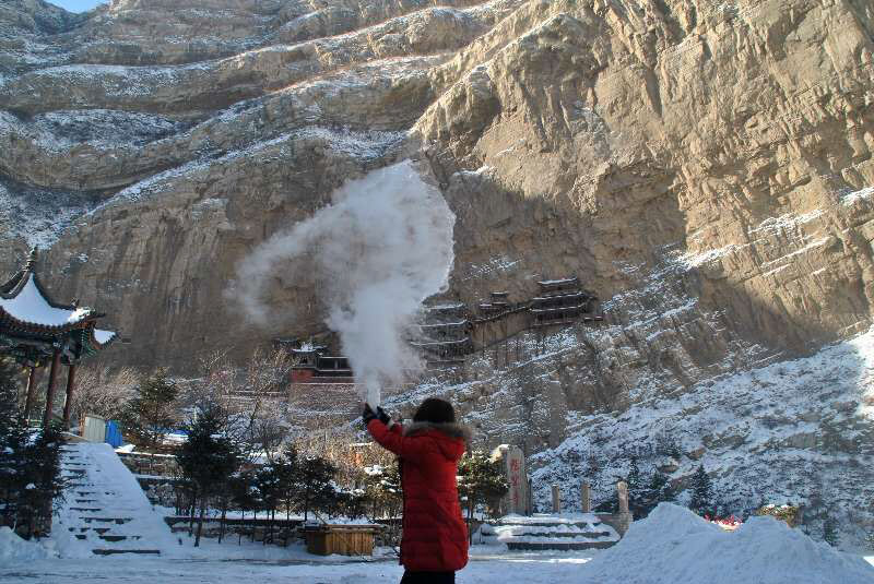 山西大同：懸空寺零下30度 灑水成冰現美景