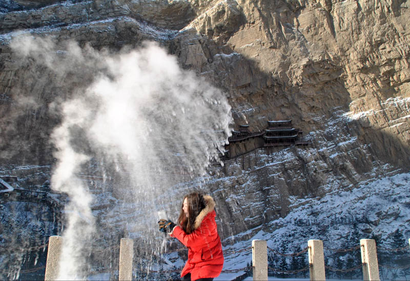 山西大同：懸空寺零下30度 灑水成冰現美景