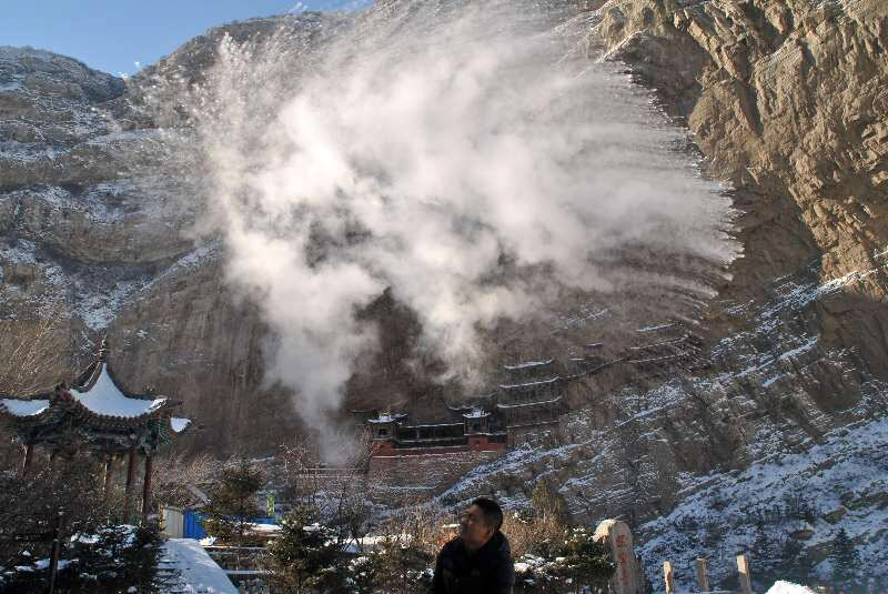 山西大同：懸空寺零下30度 灑水成冰現美景