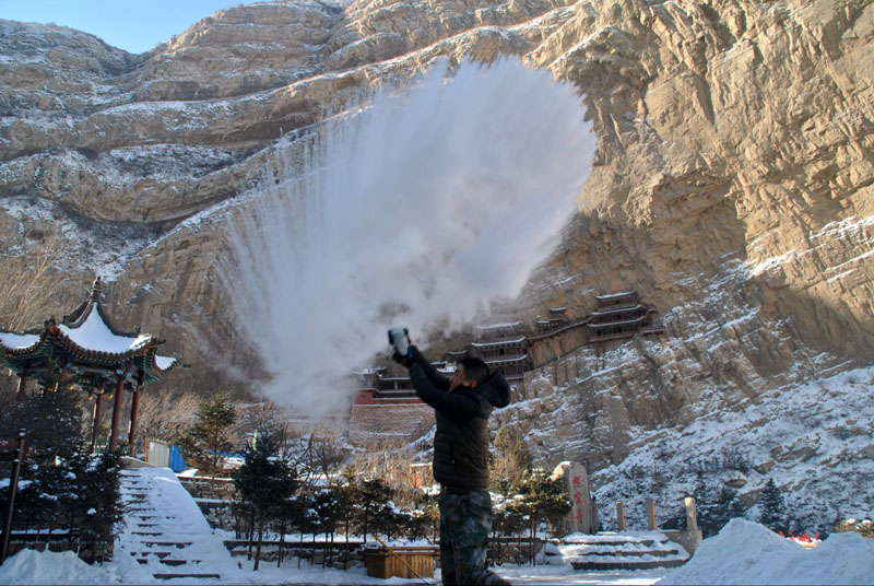 山西大同：懸空寺零下30度 灑水成冰現美景