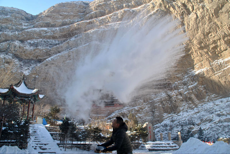 山西大同：懸空寺零下30度 灑水成冰現美景