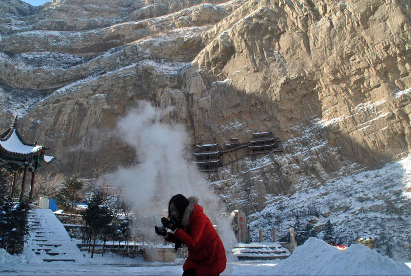 山西大同：懸空寺零下30度 灑水成冰現美景