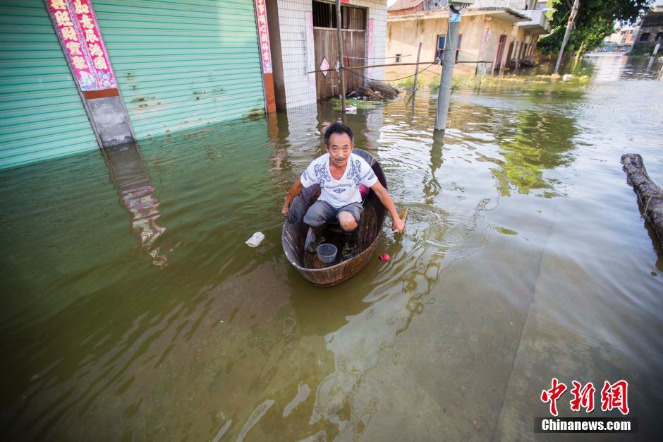 江西都昌多個鄉鎮內澇嚴重 民眾劃木盆出行