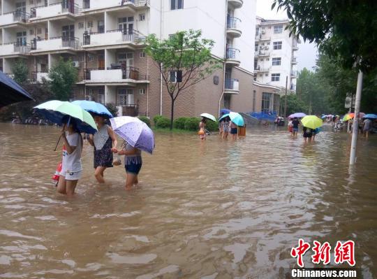 河南新鄉暴雨襲城破歷史極值 列車晚點景區關閉