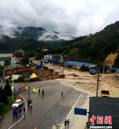 強降雨致福建古田一鄉鎮山體大面積塌方 18人被困