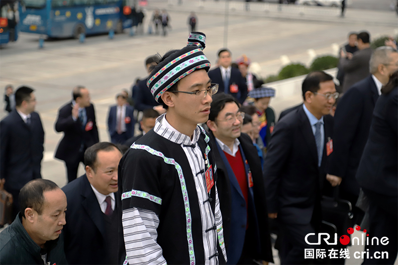 圖片默認標題_fororder_政協委員陸續走進會場