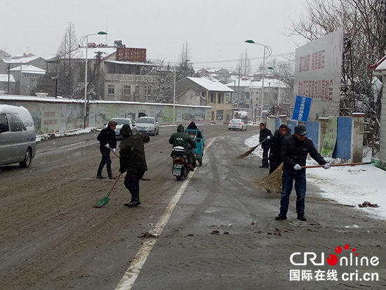 （已過審 供稿 社會廣角 三吳大地南京）南京市江寧區作廠社區工作人員進行清雪工作