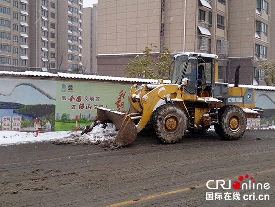 （已過審 供稿 社會廣角 三吳大地南京）南京市江寧區作廠社區工作人員進行清雪工作