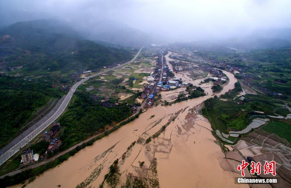 “尼伯特”登陸福建 航拍暴雨引發的山洪災害