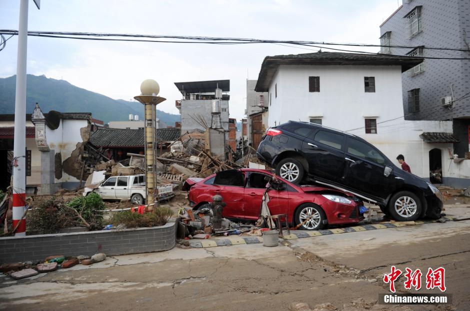 “尼伯特”過後 福建重災區汽車路邊“疊羅漢”