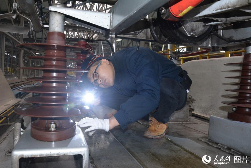 重慶：“動車醫生”精檢細修迎接2018年春運