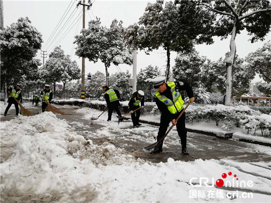 （已過審 供稿 平安江蘇圖文 三吳大地泰州）戴南鎮交警清掃積雪 保障百姓出行安全