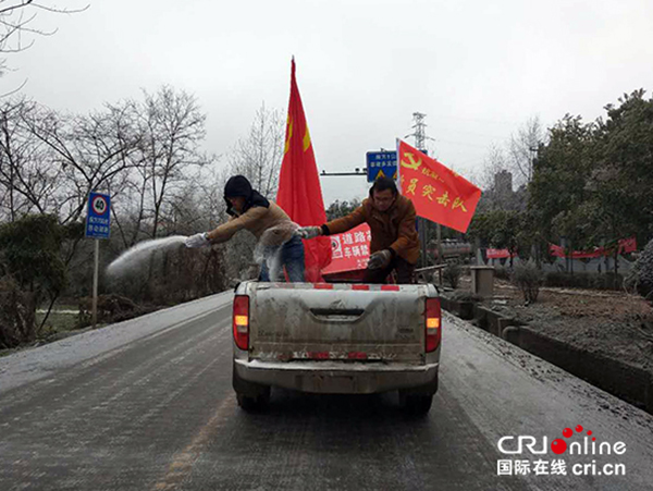 （已審核/社會）貴州福泉凍成“冰雪世界” 全城眾志成城抗凝凍保民生