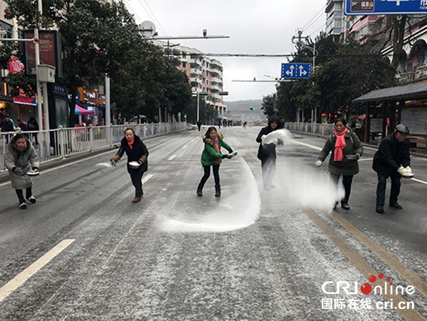 （已審核/社會）貴州福泉凍成“冰雪世界” 全城眾志成城抗凝凍保民生