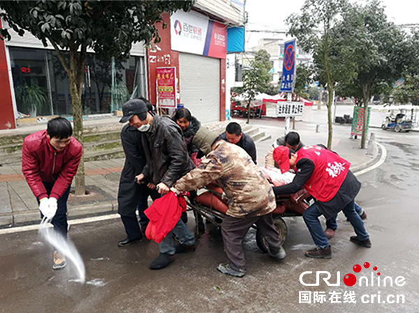 （已審核/社會）貴州福泉凍成“冰雪世界” 全城眾志成城抗凝凍保民生