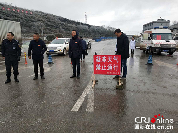 （已審核/社會）貴州福泉凍成“冰雪世界” 全城眾志成城抗凝凍保民生