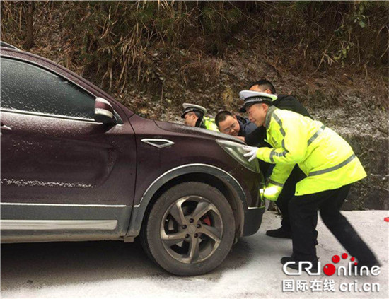 已過審【法制安全】轎車雪夜被困山路 巡邏民警及時幫助排險