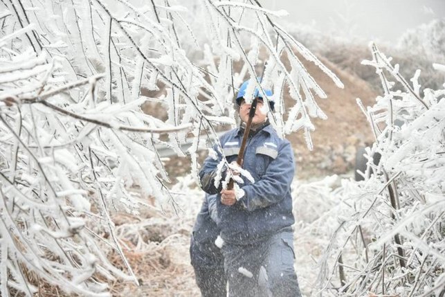 【焦點圖】南方電網廣西公司及時採取措施消除線路覆冰