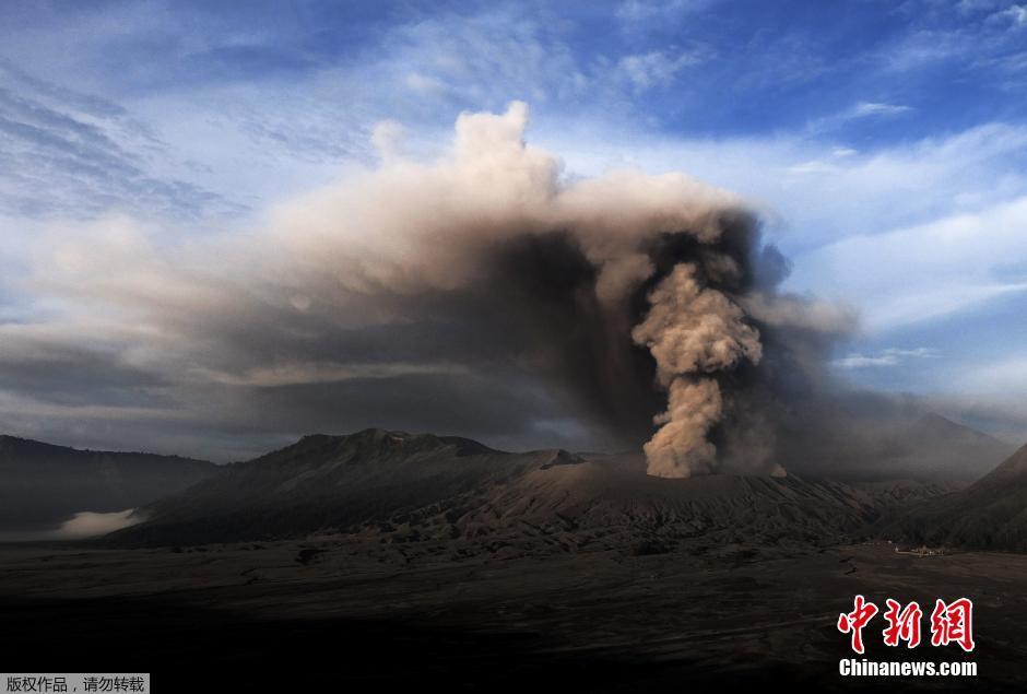 印尼波羅摩火山濃煙沖天