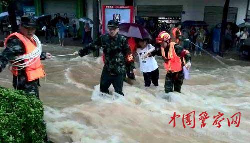 滂沱大雨中，搭建“生命索道”轉移群眾