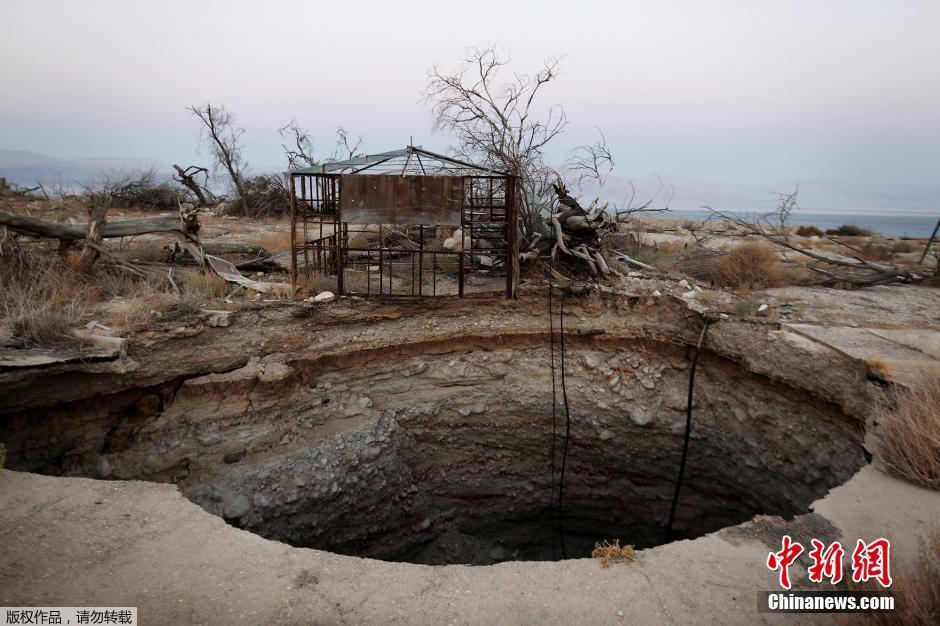 死海乾旱致附近出現多個沉洞 或在2050年完全幹化